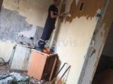 Услуги демонтажников для снятия обоев в квартире на ул.Испытателей